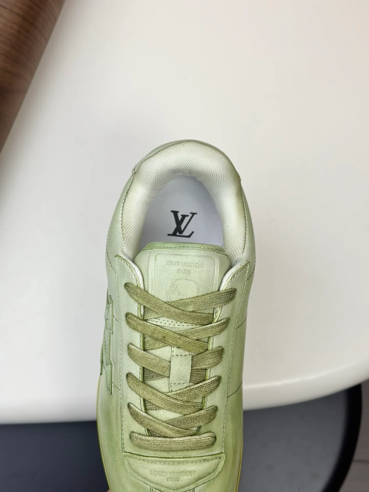 💰800💰Full package💰Top version Washed LV-Louis Vuitton-Classic catwalk new style 1:1 developed replica of the original version! ! The upper foot is very comfortable. It is made of luxurious materials, washed with fine workmanship, and the midsole is printed with English letters "Made in Europe." The upper is made of calfskin imported from Italy. The side is decorated with the brand's LOGO and signature. The latest latex foot pads and mesh lining make the foot feel super comfortable. The original two-color TPU combination outsole is specially provided by the original factory. Bag technology Goodyear stitched edges Fabric: Exclusive custom first-layer cowhide Accessories: Exclusive private model Vuitton logo, lining: Customized silk mesh lining - first-layer silk cowhide lining Outsole: TPU combination outsole wear-resistant, non-slip and anti-yellowing Foot pads: new latex pads-mesh sweat-absorbent Counter technology: fully computerized sewing machine wire drawing Toe box back cover Hot and cold shaping Full set of pull-top last with medium and low logo pattern Counter packaging - Shoelaces, certificates, cards, instructions, certificates of quality, dust bags, the most comprehensive packaging on the Internet, men's sizes 39-44 (38/45 custom-made, non-refundable!